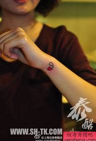 gadis lengan patah pola cinta tato kecil