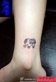 女生脚踝处小巧时尚的线条小象纹身图案