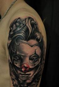'n gewilde clown tattoo op die groot arm