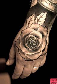 một hình xăm hoa hồng đẹp ở mặt sau của bàn tay hoạt động