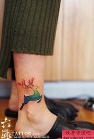 um pequeno e popular padrão de tatuagem de veado na perna