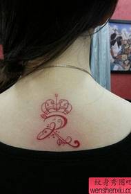女生后背流行小巧的皇冠字母纹身图案