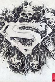 populārs populārā Supermens simbols ar galvaskausa tetovējuma manuskriptu