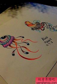 un picculu manuscrittu di tatuaggi di meduse populari in culore