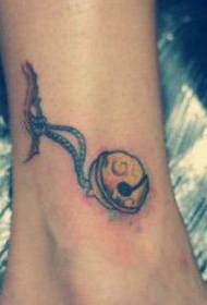 djevojka nogu popularan mali uzorak zvona tetovaža