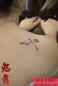 piccolo e bellissimo piccolo tatuaggio sulla spalla della ragazza