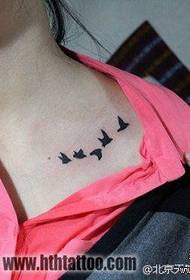 女生锁骨处时尚的小鸟纹身图案