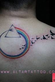 Единственият красив модел на татуировка на дъгата и птиците на гърба