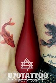 Unha fermosa e popular imaxe de tatuaxe de peixe de tinta no nocello