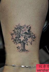 petokraki zvijezdani model tetovaže tetovaže popularan u nozi