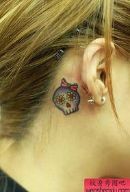 женско ухо Малък цветен модел на татуировка на черепа