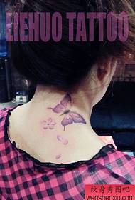 beliebtes schmetterling tattoo muster am hals des mädchens