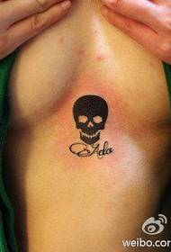 девојче Град мал и популарен тотем 字母 со шема на тетоважа со букви