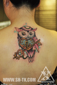 一幅颈部彩色猫头鹰纹身图案由纹身秀图吧分享