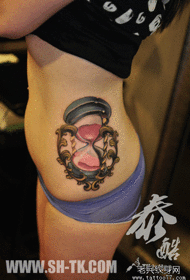 Tetovējumu šovu joslā tika ieteikts sievietes vidukļa tetovējums