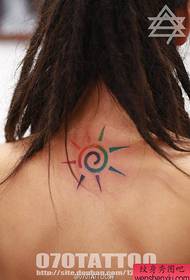 ein beliebtes Farbsonnen-Tattoo-Muster auf der Rückseite der Schönheit