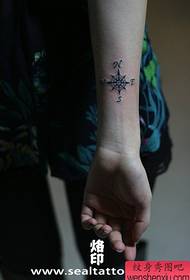 jente arm mote mote kompass tatovering mønster