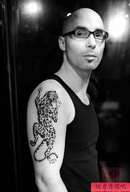 mężczyzna ramię przystojny totem lampart wzór tatuażu