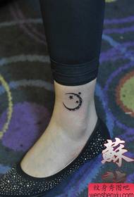 mergaičių riešai gražus mados mėnulio žvaigždės tatuiruotės modelis