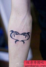 lengan totem kecil cinta pola tato lumba-lumba