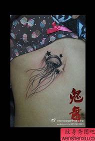 una ragazza hà spuntatu un mudellu di tatuaggi di meduse