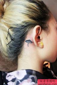 padrão pequeno e popular de tatuagem de cogumelo de orelha de menina