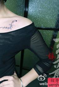 clavicle rapaza é un pequeno patrón de tatuaxe de vide