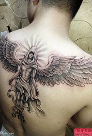 lepa božja tetovaža na hrbtu čednega fanta