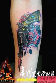 manliga ben klassiska stilig pistol och rosa tatuering mönster