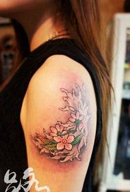 djevojka ruku popularni uzorak malih tetovaža cvijeta