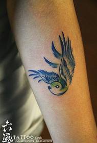 djevojka boja ruke mali uzorak tetovaža lastavica