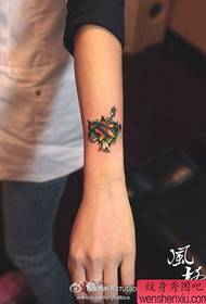 mergaitės mažas ir subtilus penkiakampis žvaigždės tatuiruotės modelis