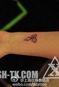 djevojke vole uzorak tetovaže malog luka na ruci