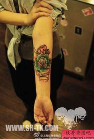 女生手臂漂亮流行的玫瑰花与钻石纹身图案