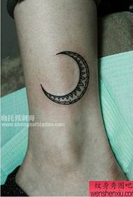 noge lep in preprost vzorec tetovaže lune