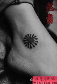 pigens ankel ved det lille og stilfulde tatoveringsmønster