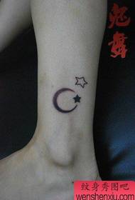 vajzës model i tatuazhit të bukur të hënës së vogël me pesë cepa të hënës