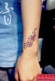 jentas håndledd liten kirsebærblomst tatoveringsmønster