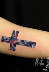 popular dentro do brazo cun fermoso patrón de tatuaxe de estrelas cruzadas