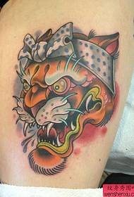 egy tigris tetoválás a gyönyörű combon