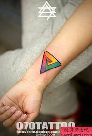 女の子の腕の小さくて絶妙な色の三角形のタトゥーパターン