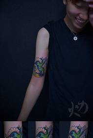 brazo de nena pequeno e popular patrón de tatuaxe colibrí