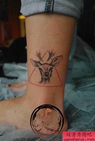 小鹿的小腿紋身圖案169763-小腿上的個性化手工銳利紋身圖案