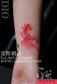 Dievčatá zápästia nádherne populárne farebný atrament malé tetovanie zlatú rybku vzor
