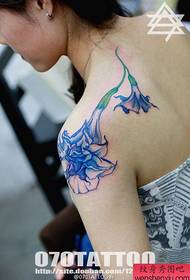 popularna trubačka tetovaža na ramenu lijepe žene