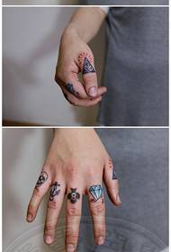 un classico tatuaggio a forma di diamante e ancora con un dito