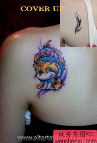 女孩子肩背可爱的猫咪冰激凌纹身图案