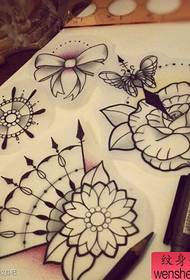 популарен популарен ракопис за тетоважи со цвеќиња