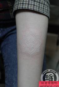 brazo de rapaza pequeno e agradable patrón de tatuaxe floral branco