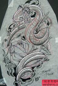 Zelo priljubljen rokopis tetovaže kačjih vrtnic